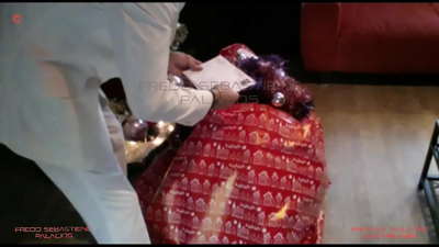 Մայրիկ, ես ստացել եմ իմ ամանորյա նվերը մազոտ շիկահեր մայրիկ, մեծ հետույքով աքլորի համար խելագար